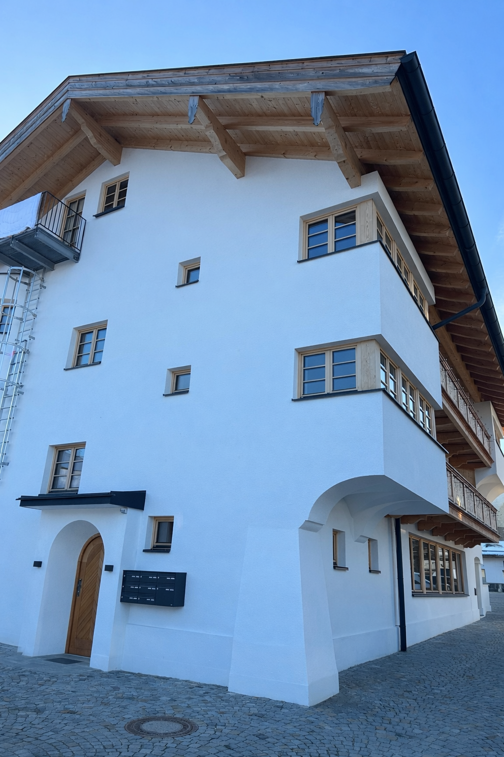 Heller Praxisraum am Tegernsee mit Rundbank und Tisch
